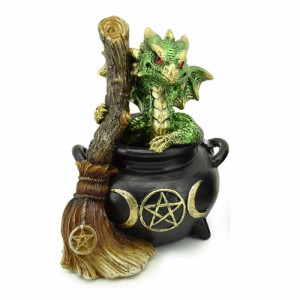 Baby drage i Heksekjele med kost - Grønn Baby drage i Heksekjele med kost - Grønn