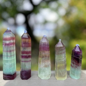 Regnbue fluoritt - Tårn -10-11 cm