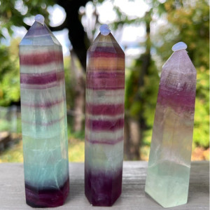 Regnbue fluoritt - Tårn -10-11 cm