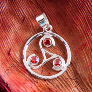 Triskell med granat - Sølvanheng Triskell med granat - Sølvanheng