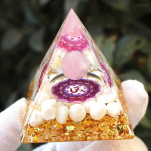 Orgone Hvit Jade Pyramide - Ohm